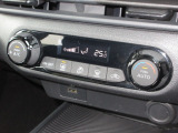 エアコンはオートエアコンでお好みの温度調整が出来、オールシーズン快適にドライブできます!リア席はプライバシーガラスで夏も涼しく過ごせます!