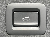 【パワーバックドア】スマートキーや運転席のボタンを押すだけでリアゲートが自動で開閉します!荷物を持っている時や、高い位置にあるバックドアを閉める際に便利な機能です♪