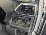 便利なカップホルダーを装備しています。 缶ジュースを開けて運転していると振動で倒れないかヒヤヒヤ、意外と置き場に困るもの。 意外に重要な装備ですね。