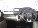 シンプルながら、機能性溢れるインパネ廻りです、視界性も良く運転しやすいです♪各操作スイッチ類なども使いやすい位置に配置されています♪