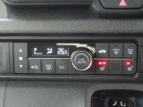ダイヤル一つで簡単温度調整フルオートエアコン 運転席助手席のシートヒーターも装備