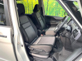 運転席シート廻りは使用感も少なく、良好な状態となっています。前オーナー様が丁寧に使っていたことがよくわかりますね。
