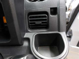 運転席のカップホルダーはエアコンの吹き出し口にありますので冷やしたり温めたりすることが出来ます☆