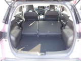 〔ラゲッジスペース〕写真のようにリヤシートを倒す事により更に大きなスペースを確保出来ます