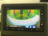 【バックカメラ】駐車時に後方がリアルタイム映像で確認できます。大型商業施設や立体駐車場での駐車時や、夜間のバック時に大活躍!運転スキルに関わらず、今や必須となった装備のひとつです!