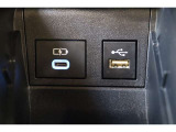 データ通信/給電用と、給電用(Type-C)のUSBポートも装備されています。車内にあると便利なアイテムですね!