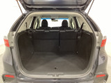 ラゲッジも広く使いやすいトランクは、開口部も広く荷物の積み下ろしもしやすいお車となっております。リアシートの背もたれは6:4の割合で分割して可倒できるので、長いお荷物などを載せることもできます。