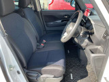 運転席は広々としていて、ゆったりと運転をお楽しみいただくことができますよ。