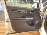 【助手席内ドア 】ドアポケットやトレイも備え、小物の収納に便利。日常使いにも配慮された設計です!