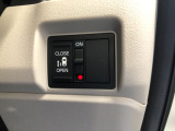 【片側電動スライドドア】リモコンや運転席のスイッチ操作のほか、ドアハンドルを少し引くだけでリアドアが自動開閉します♪