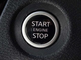 【プッシュスタート】キーが車内にあれば、エンジンの始動・停止はブレーキを踏んでスイッチを押すだけ!キーを取り出す手間を省き、ワンプッシュで操作するので簡単でスムーズ!