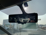 【デジタルルームミラー】車両後方カメラの映像をルームミラーに映すことが出来ます。 そのため、後席に人や荷物があって後方が見えづらい場合でもしっかり視界を確保することが出来ます。