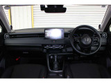 運転時の視界周辺の見やすい位置にメーターやディスプレーオーディオをレイアウト。スイッチ類は自然に手が届く位置に配置され、視線や動作の流れを断ち切らない、ストレスフリーの運転動作を可能にします。