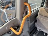 手摺りです。車いす使用者が立ち上がる際等に使用します。