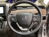 ハンドルにHondaセンシング系のクルーズコントロールやレーンキープアシストなどのスイッチと、オーディオの操作スイッチが装備されています。ハンドルから手を離さず安全に操作できます。