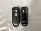 スマートキーを装備しています。鍵を差し込むことなくドアロックの開け閉めと、スタートボタン操作でのエンジンスタートができます。スペアキーも同じものを用意しております。