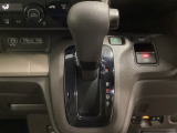 CVT車のセレクトレバーです。低速から高速まで、変速ショックのないスムーズな走りと、エンジン効率のよい領域を維持して燃費にも貢献します。サイドブレーキはスイッチ操作の電子制御パーキングブレーキです。