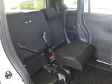 後席の座面をはね上げれば、ベビーカー等も積み込めます。