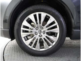 かっこいいホイールですね。 車のイメージを大きく左右するホイール部分はコダワリを持ちたいですね。