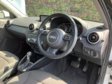 Audiのインテリアはエクステリア同様、優れたデザイン性とクオリティ、そして機能性を兼ね備えております。