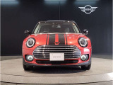 MINIのフロントグリルのデザインはイギリスで生まれた当初から、シルバーのサイドバーが折り重なった伝統的なデザインで御座います。その伝統はBMWのお車になってからでも少しずつ形を変えて守られております