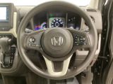 ハンドルにHondaセンシング系のクルーズコントロールやレーンキープアシストなどのスイッチと、オーディオの操作スイッチが装備されています。ハンドルから手を離さず安全に操作できます。