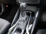 CVT(無段変速)のオートマチックです。フロアシフトがとても使い易いです。また高燃費に貢献するのもこのオートマチックです(*^_^*)