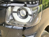 【LEDヘッドライト】悪天候や夜間走行時も良好な視界を確保し安心して運転できる高輝度LEDヘッドライトを装備!点灯速度が早く、消費電力も抑えられています。