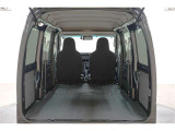 後席を格納すると大きなスペースが出来るので大きな荷物も積み込めます!