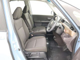 高いホールド性で運転姿勢が安定します。長距離ドライブでも疲れにくいのが魅力です。快適なドライビングライフをお送りください♪