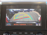 大型画面で確認できるガイド付きバックカメラです。商業施設や立体駐車場、夜間の後方確認に役立ちます。