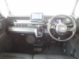シンプルながら、機能性溢れるインパネ廻りです♪視界性も良く運転しやすいです♪各操作スイッチ類なども使いやすい位置に配置されています♪