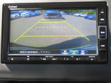 ギヤをRに入れるとナビの画面に後ろの映像が映るリヤカメラ付!後退時の安全確認やコンディションの悪い視界でもカラーバックモニターがドライバーをサポート☆☆☆