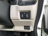 【両側電動スライドドア】リモコンや運転席のスイッチ操作のほか、ドアハンドルを少し引くだけでリアドアが自動開閉します♪