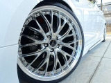 新品19インチアルミホイール!新品タイヤ!走行音の少ないモデルを選択し燃費向上するようにエア圧をセットアップしています!