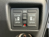 狭い所でも乗り降り楽々な両側電動スライドドアです!簡単にドアの開閉が出来る為女性やお年寄りにも優しく、荷物で手が塞がった時なども大変便利です!