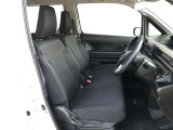 【クッション性が高く乗り心地良いシート】長距離運転でも快適に過ごせるようにクッション性が高いシートです。