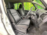 運転席まわりには十分なスペースがあり、大柄な方でもゆったり運転していただける環境です。