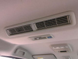 リヤシーリングファンが付いてます。後席乗員に風を送る装置です。エンジンスイッチの電源モードがONのときに使用することができ、風向きと風量(3段階)の調整ができます。