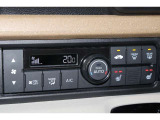 フルオートエアコンが装備されています!お好みの温度設定をするだけでエアコンの風量やモードの切り替えを自動でコントロールしてくれます!ユーザーの操作が少なく燃費走行にもつながります!