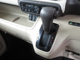 インパネシフトでフロントシートの足元もスッキリお使い頂けます!!パーキングブレーキは室内空間を有効に活用できるフットブレーキを採用♪