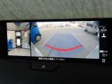 【360&deg;ビュー・モニター】前後左右4つのカメラ映像をさまざまな走行状況に応じて切り替えてセンターディスプレイに表示することで、駐車時や狭い道でのすれ違い時、見通しの悪い交差点進入時でも安心感を高めます。