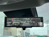 スマートルームミラー。車両後方のカメラ映像をミラー面に映し出して、いつでもクリアな後方視界を確保します。