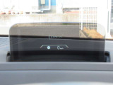 ヘッドアップディスプレイ装備です。運転時の視界に様々な情報が投影されます。