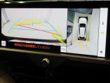 パノラミックビューモニター付きです。車両を上から見たような映像をディスプレイオーディオ画面に表示。運転席からの目視だけでは見にくい、車両周辺の状況をリアルタイムでしっかり確認できます。