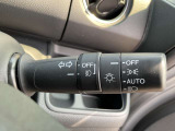 オートライトついてます。思いやりライト機能で夕暮れや雨天時のワイパー使用時に自動でヘッドライトを点灯させます。