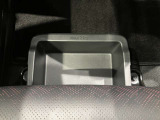 助手席下にも収納スペースあります☆コンパクトなのにたくさん収納があって助かります☆車検証を入れてる方も多い収納スペースです☆