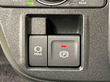指先だけで簡単に操作が可能な電動パーキングブレーキを採用。「HOLD」スイッチを押すと、渋滞や信号待ちなどでブレーキペダルから足を離しても、ブレーキを保持するので安心です