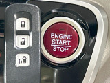 【Hondaスマートキー】カバンやポケットに入れたままでもドアの施錠・解錠が可能なスマートキーを装備。エンジンのオン・オフ時もカギを取り出す必要が無いからとっても便利です♪