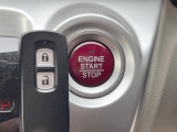 【Hondaスマートキー】カバンやポケットに入れたままでもドアの施錠・解錠が可能なスマートキーを装備。エンジンのオン・オフ時もカギを取り出す必要が無いからとっても便利です♪【ナビゲーション】使いやすい